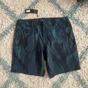 Sun Day Red Camo Golf Shorts NWT 36/9 L1014235